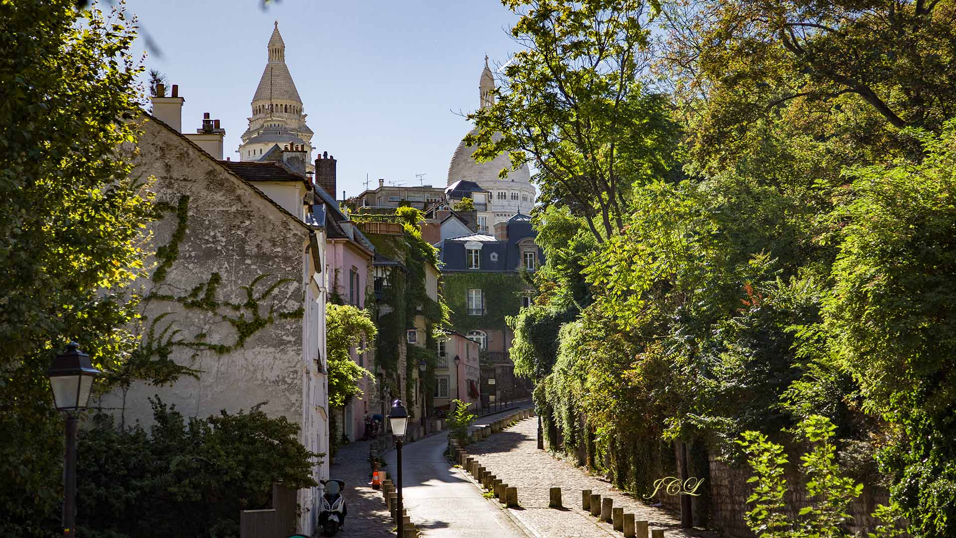Nous arrivons à la Basilique du Sacré-Cœur de Montmartre, elle est située au sommet de la butte dans le 18e arrondissement de Paris en France.
