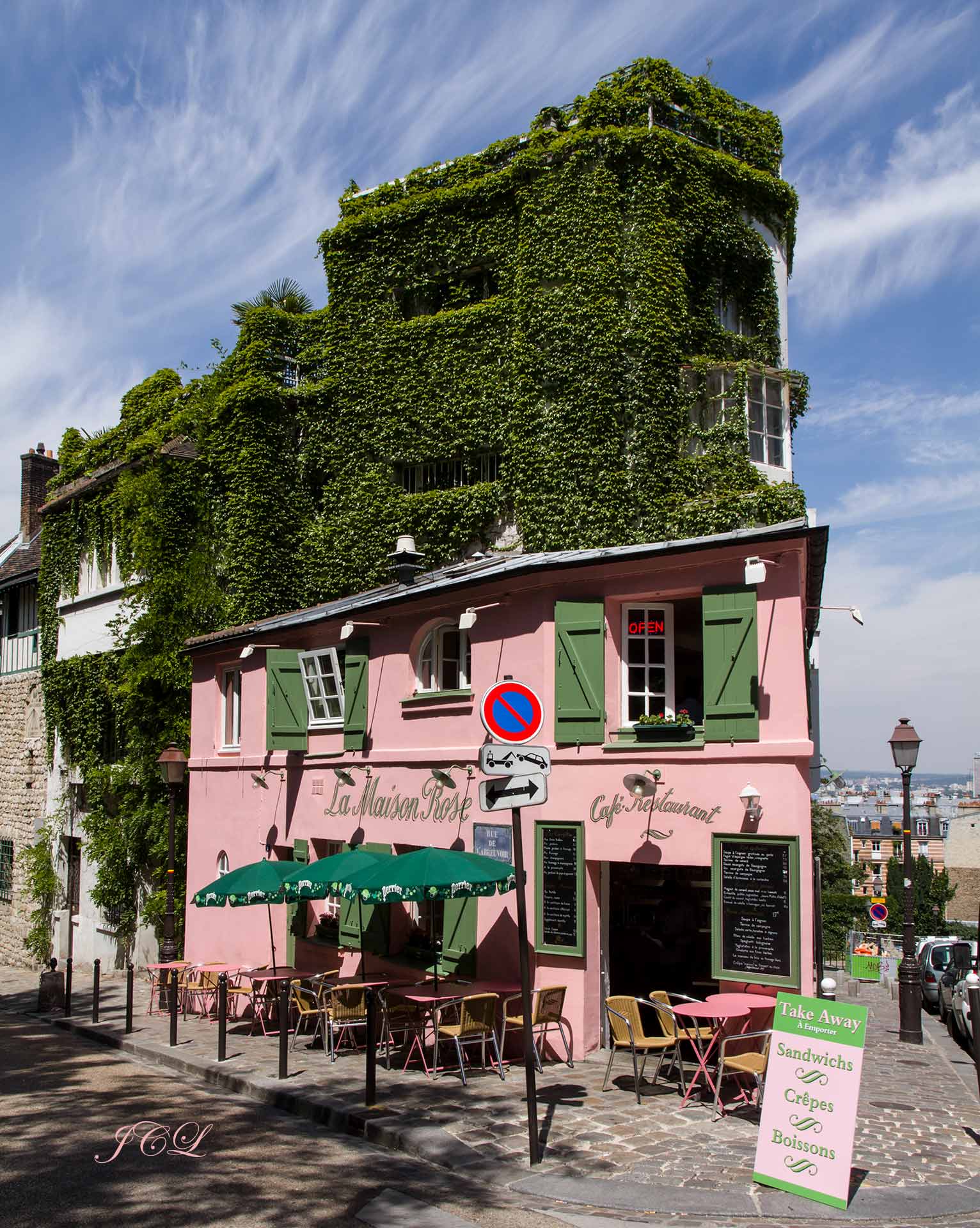 Le restaurant "La Maison rose" à Montmartre à Paris, 2 rue de l'Abreuvoir côté nord de la butte. Cette maison a été rendue célébre par le peintre Maurice Utrillo.