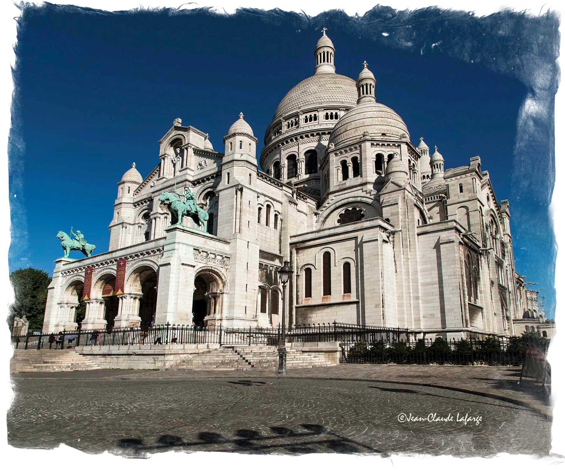 La Basilique du Sacré-Cœur de Montmartre est située au sommet de la butte Montmartre, dans le 18e arrondissement de Paris en France.