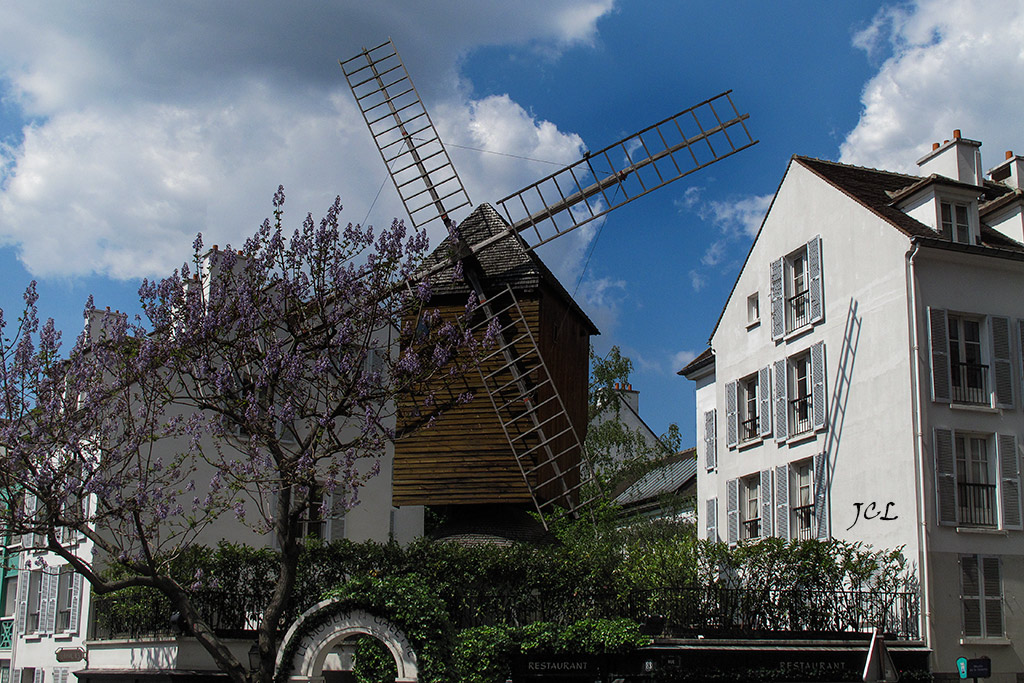 Le Moulin de la Galette à Montmartre dans le 18ème arrondissement à Paris, il est visible de la rue Lepic.