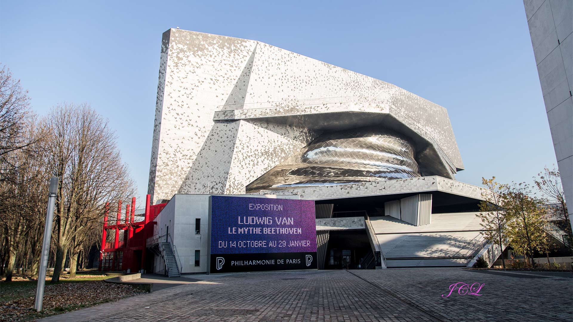 La Philharmonie de Paris la Villette bénéficie d'un équipement acoustique de très haute qualité. L'inauguration a eu lieu en janvier 2015. Sa salle de concert Pierre Boulez dispose de 2400 places. L'architecte est Jean Nouvel.