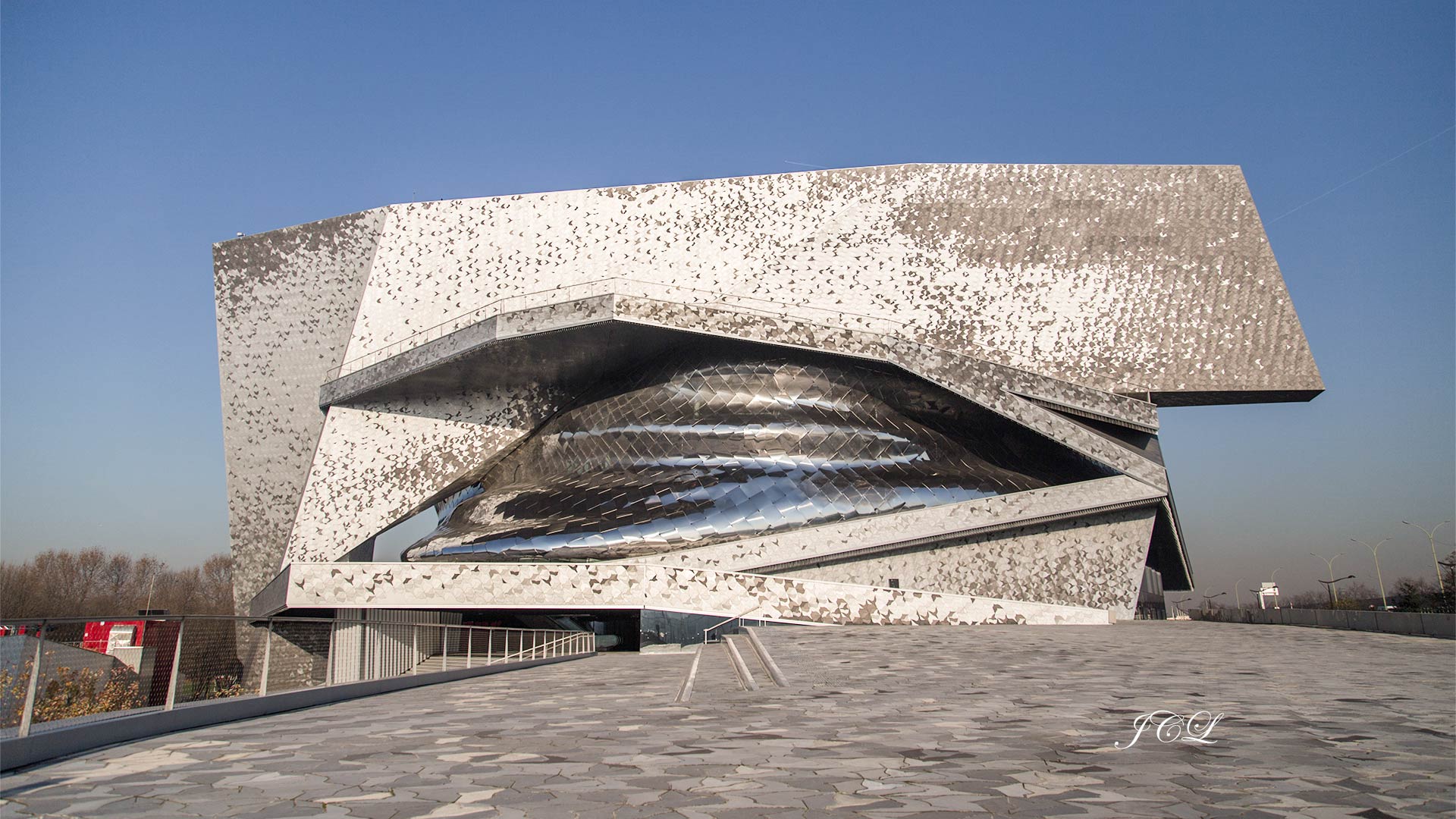 La Philharmonie de Paris la Villette bénéficie d'un équipement acoustique de très haute qualité. L'inauguration a eu lieu en janvier 2015. Sa salle de concert Pierre Boulez dispose de 2400 places. L'architecte est Jean Nouvel.