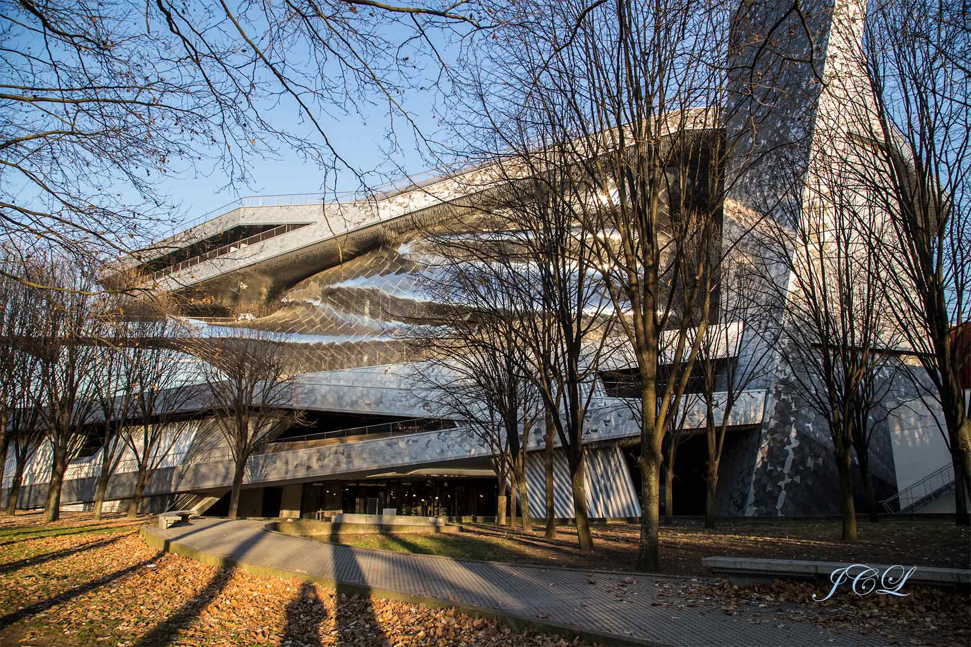 La Philharmonie de Paris la Villette bénéficie d'un équipement acoustique de très haute qualité. L'inauguration a eu lieu en janvier 2015. Sa salle de concert Pierre Boulez dispose de 2400 places. L'architecte est Jean Nouvel.