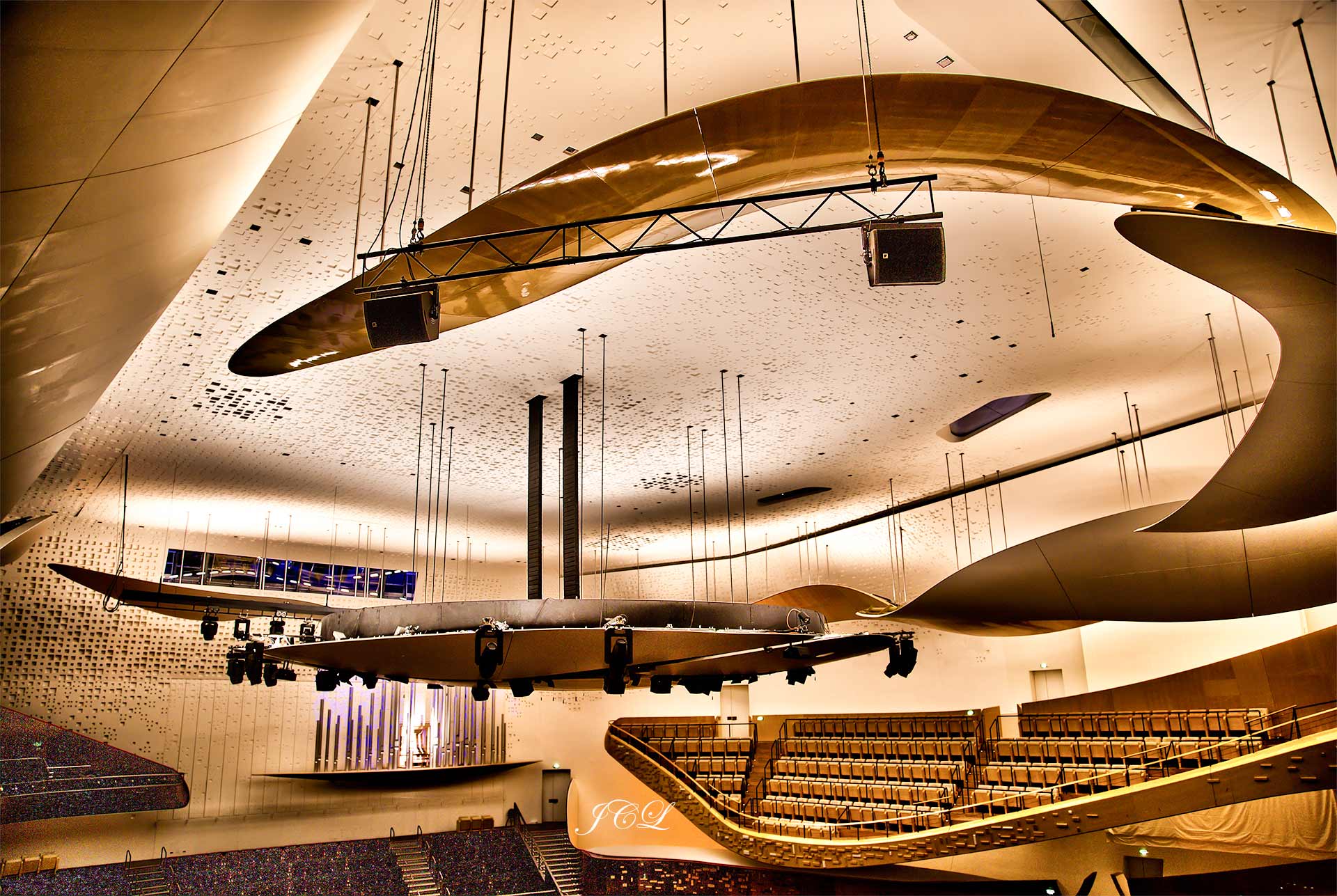 La Philharmonie de Paris la Villette bénéficie d'un équipement acoustique de très haute qualité. L'inauguration a eu lieu en janvier 2015. Sa salle de concert Pierre Boulez dispose de 2400 places. L'architecte est Jean Nouvel.