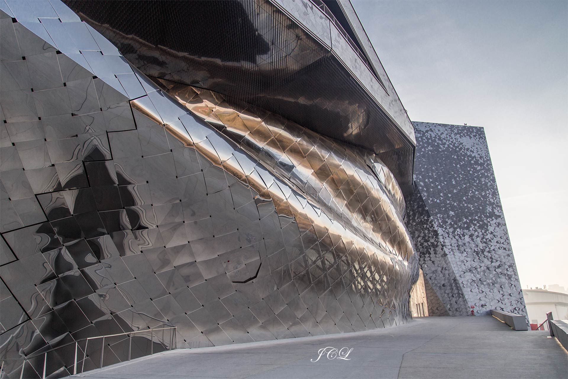 La Philharmonie de Paris la Villette bénéficie d'un équipement acoustique de très haute qualité. L'inauguration a eu lieu en janvier 2015. Sa salle de concert Pierre Boulez dispose de 2400 places. L'architecte est Jean Nouvel.