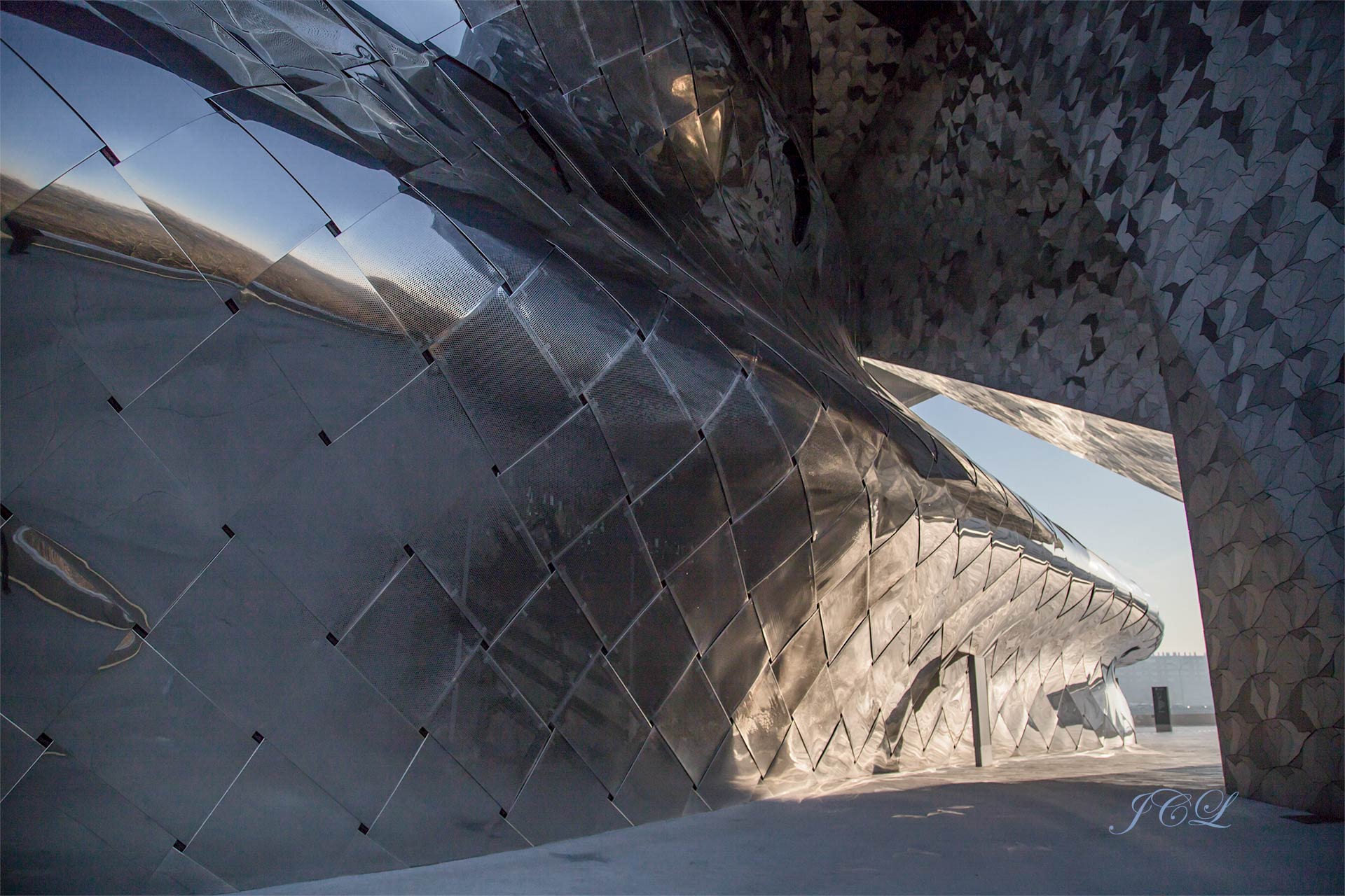 La Philharmonie de Paris la Villette bénéficie d'un équipement acoustique de très haute qualité. L'inauguration a eu lieu en janvier 2015. Sa salle de concert Pierre Boulez dispose de 2400 places. L'architecte est Jean Nouvel.