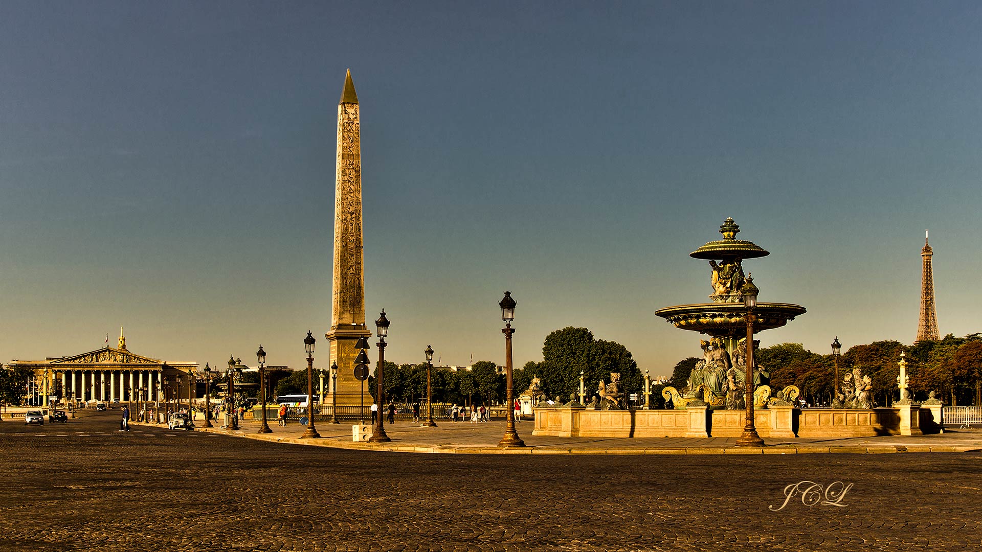 La place de la Concorde, l'Obélisque, la Fontaine des Mers, l'Assemblée Nationale à potron minet, le soleil se lève mais est encore bas et la lumière jaune orangée. 