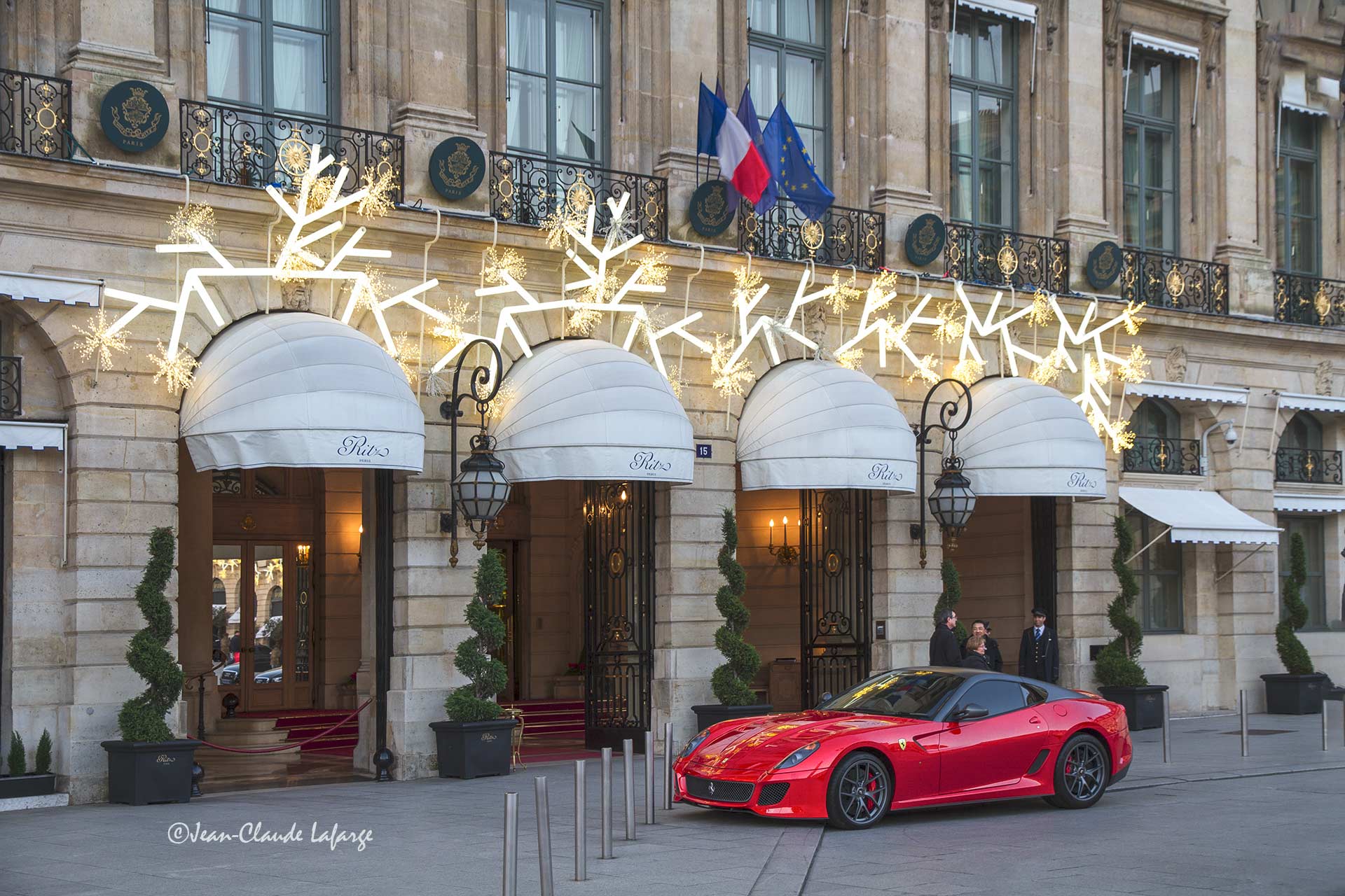 Ferrari sans plaque d'immatriculation devant le Ritz place Vendôme à Paris à Noël.