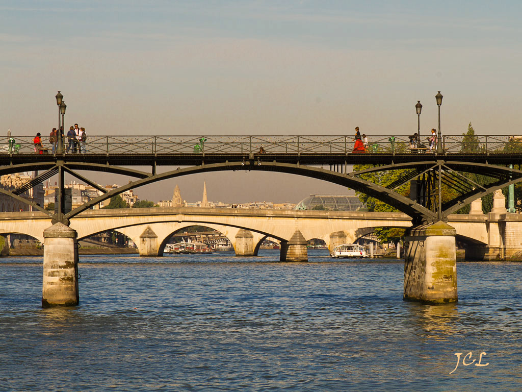 Le Pont des Arts (Passerelle) relie la Cour carrée du Louvre à l'Institut de France. 