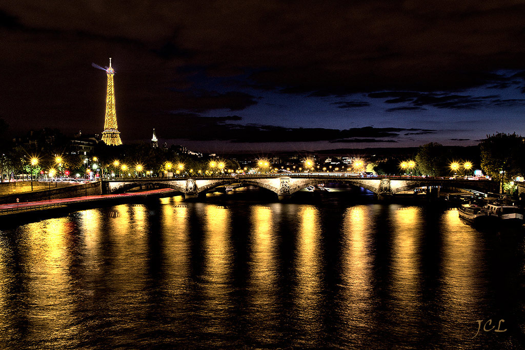 Le Pont des Invalides vu du Pont Alexandre III et au fond la Tour Eiffel. 