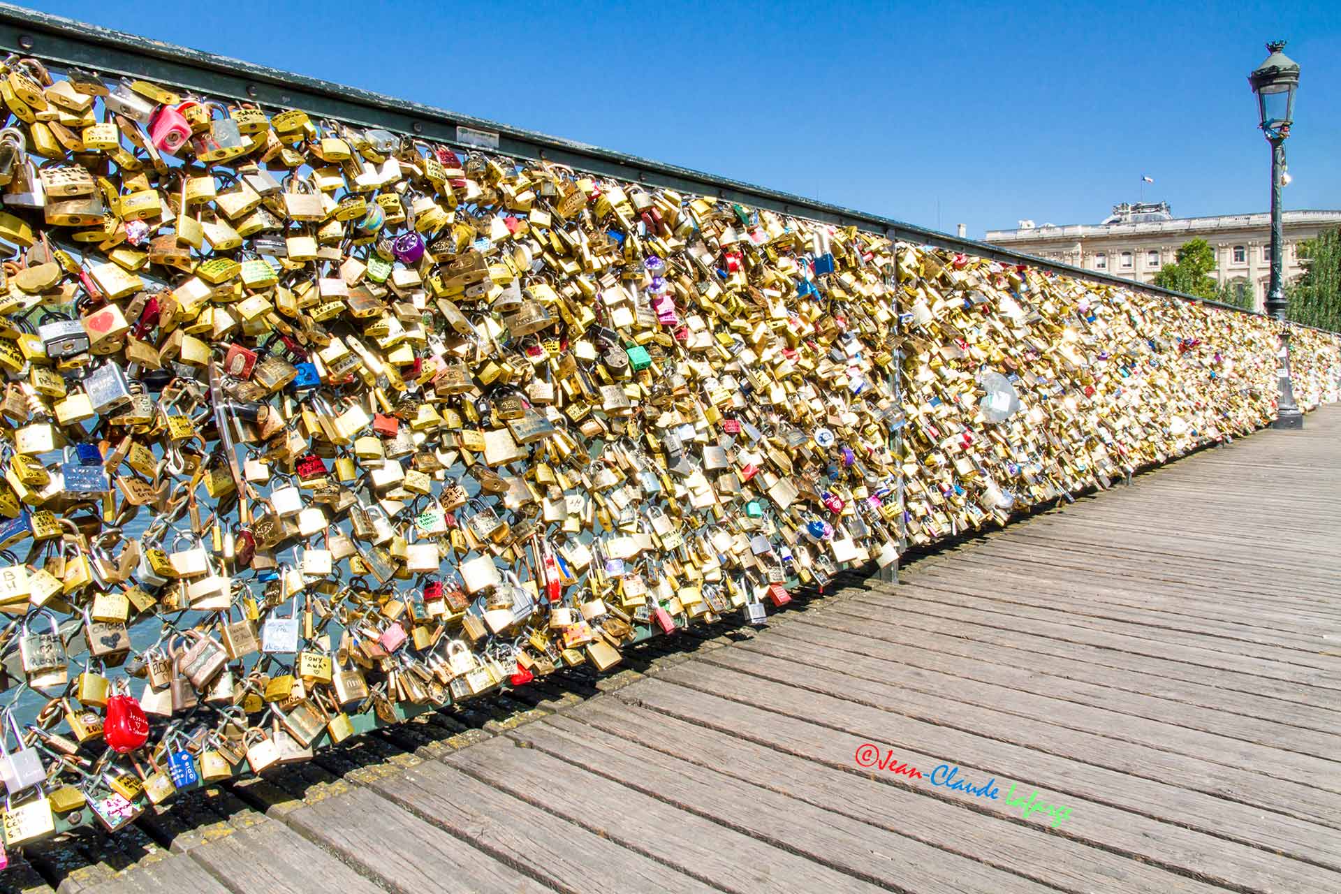 Les Cadenas d'amour du Pont des Arts sur les quais de Seine à Paris. 