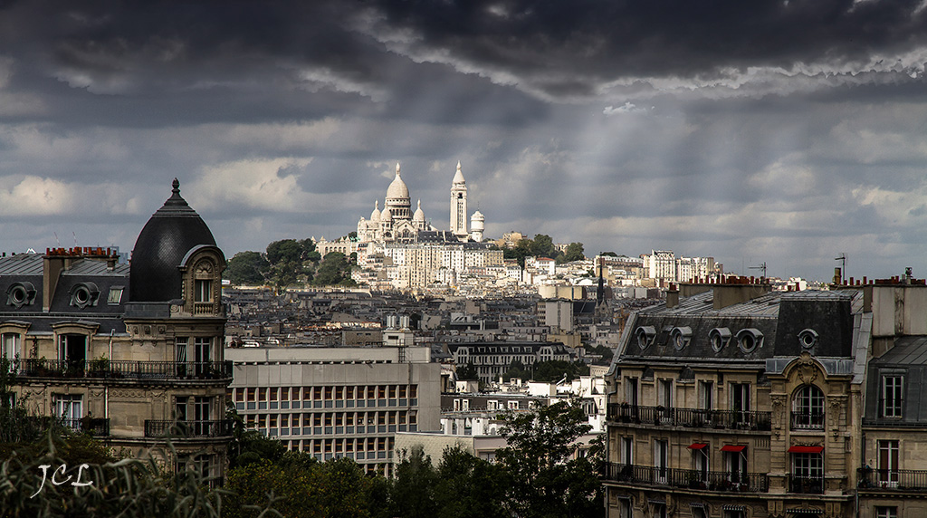 Le Sacré-Coeur à Montmartre vu du belvédère des Buttes Chaumont, Paris 19ème.