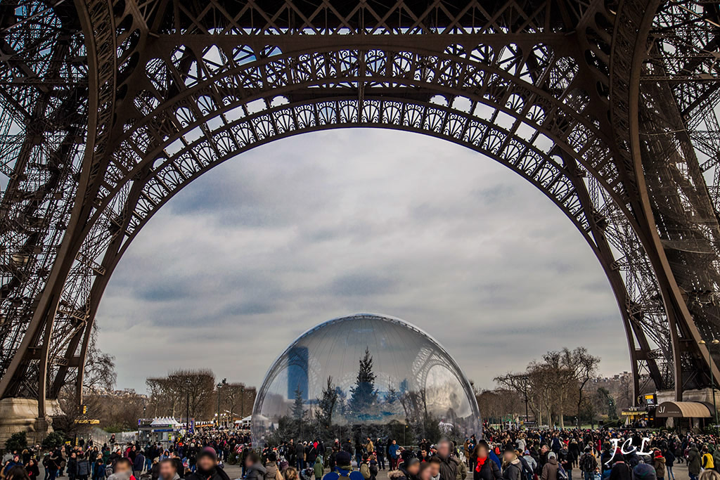La Tour Eiffel à Noêl s'est parée d'une bulle représentant une boule contenant 120 sapins ( épicéas ) et de la neige artificielle.