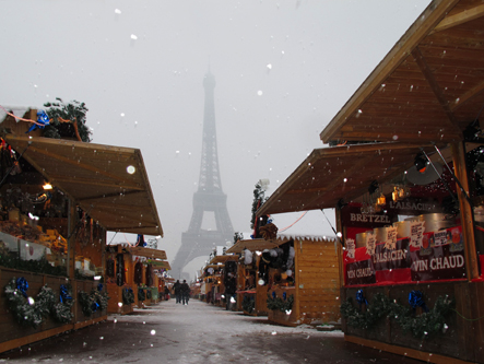 La Tour Eiffel et le Marché de Noêl sous la neige au Trocadéro à Paris