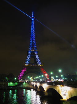 La Tour Eiffel illuminée la nuit et le pont d'Iéna à Paris