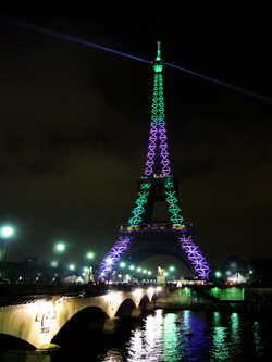 La Tour Eiffel illuminée la nuit et le pont d'Iéna à Paris