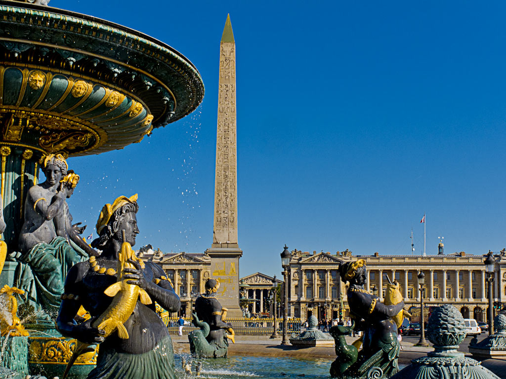 La place de la Concorde avec la Fontaine des Mers, l'Obélisque, l'église de la Madeleine, l'hôtel de la Marine et le Crillon à Paris.