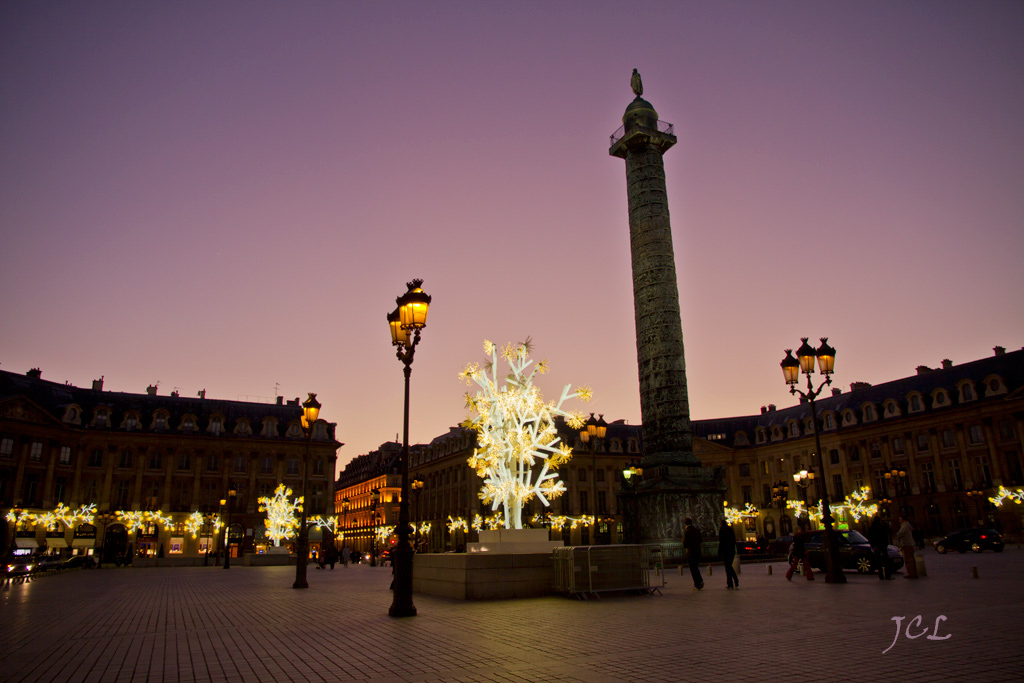 Place Vendôme à Noêl à la tombée de la nuit.