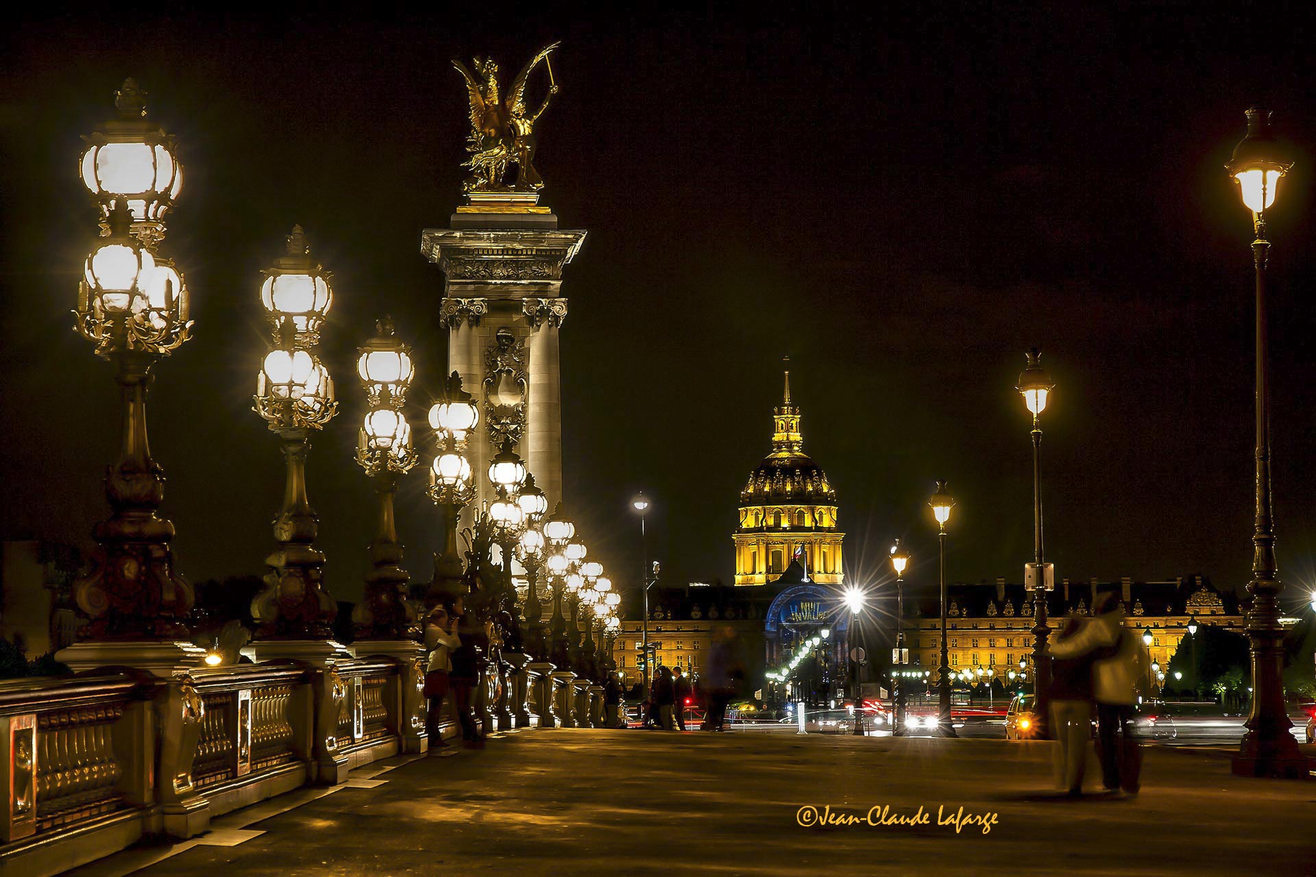 Le pont Alexandre III à Paris, au fond les Invalides avec son dôme doré à la feuille abrite le tombeau de Napoléon. 