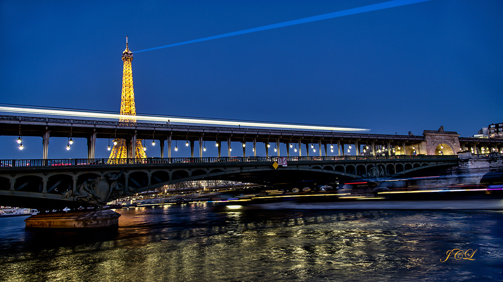 Le Pont Bir Hakeim à l'heure bleue avec le metro et la Tour Eiffel.