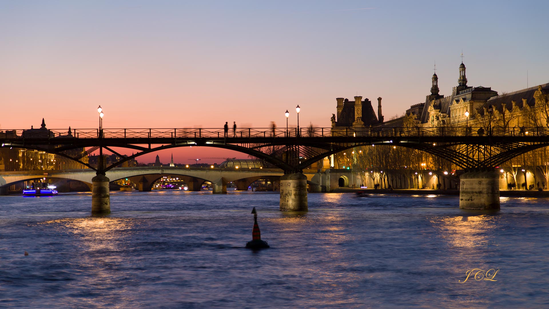  Photo du pont des arts à paris vue de la pointe du vert galant de l'ile de la cité. 