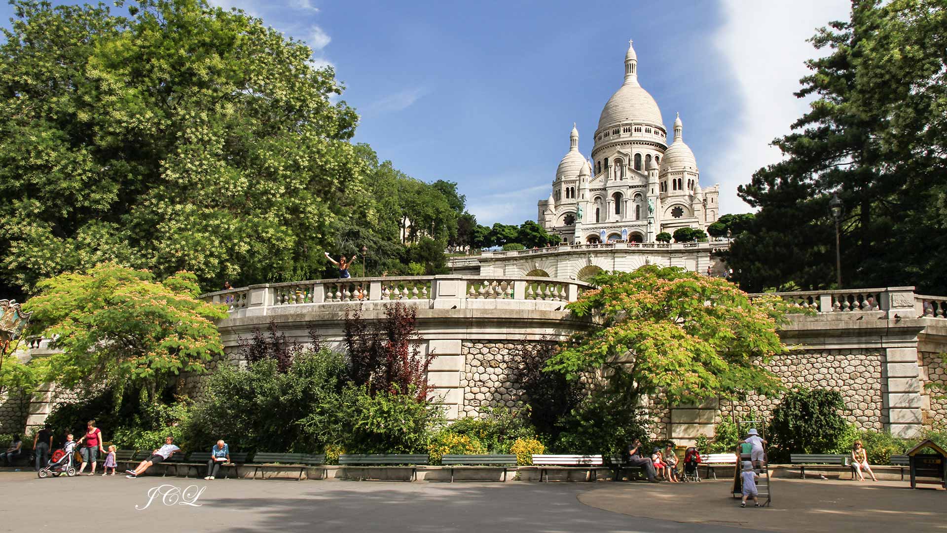 La Basilique du Sacré-Coeur de Montmartre vue du bas des escaliers.