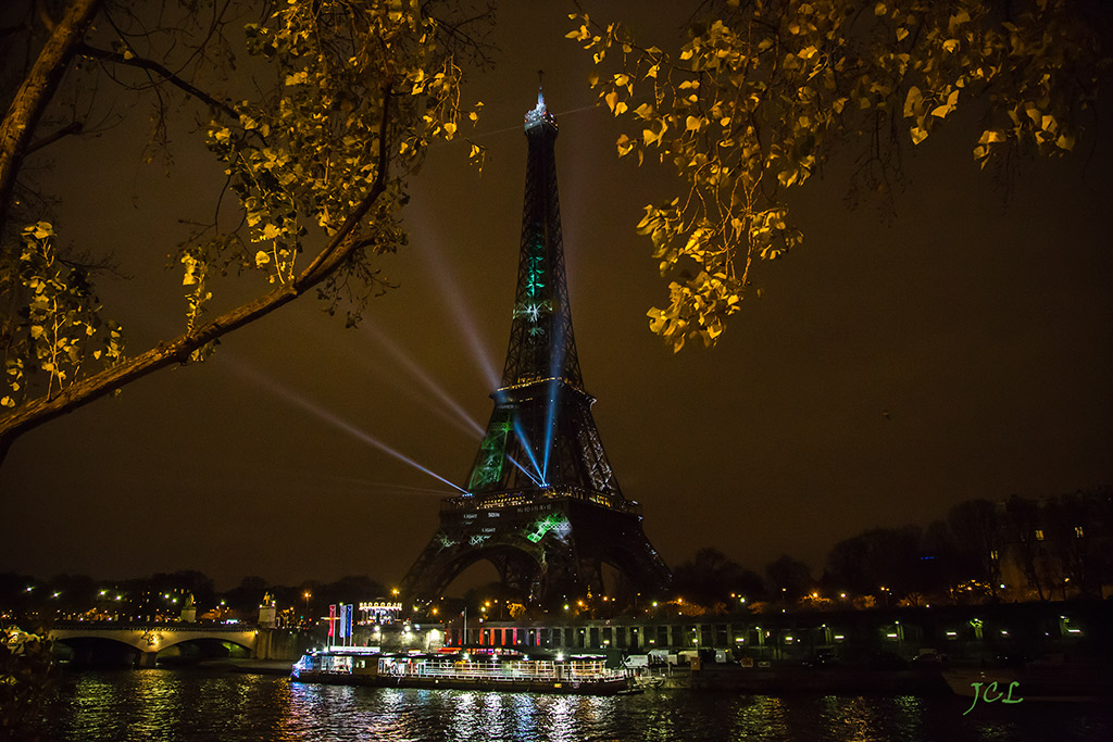 Promenade sur les quais de Seine avenue du Président Kennedy à Paris, la Tour Eiffel est habillée de vert. 