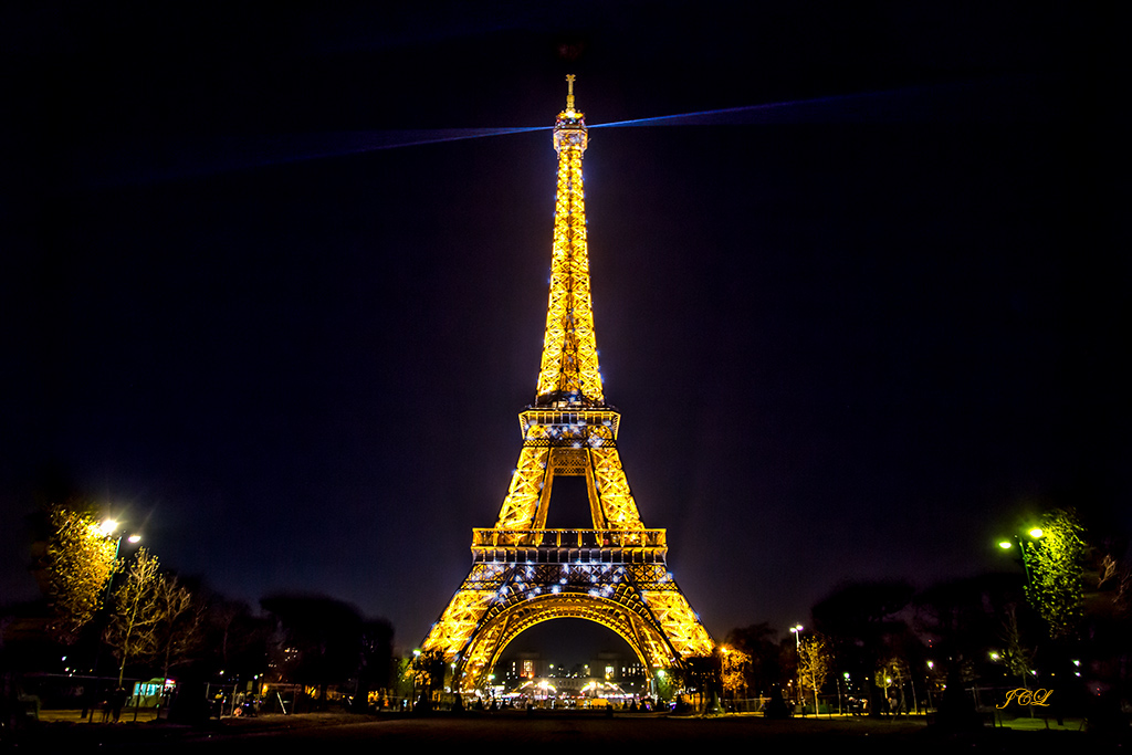 Belle photo de la tour eiffel qui scintille la nuit à paris.