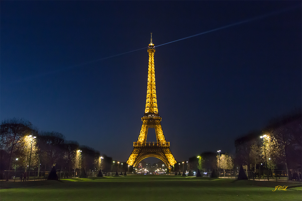 Belle photo de la Tour Eiffel de nuit au Champ de Mars.