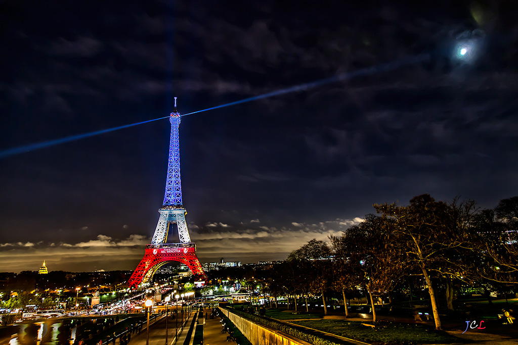 Paris, la Tour Eiffel s'est drapée des couleurs de la France. 