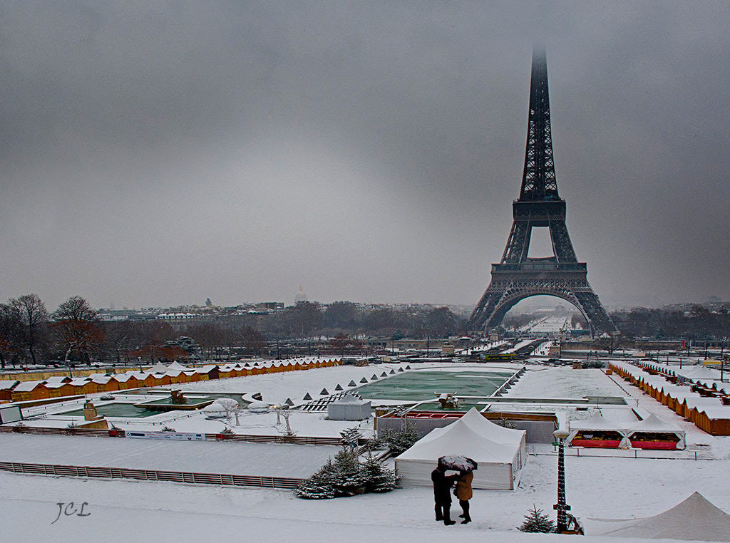 Le marché de Noêl au Trocadéro à Paris avec la neige.
