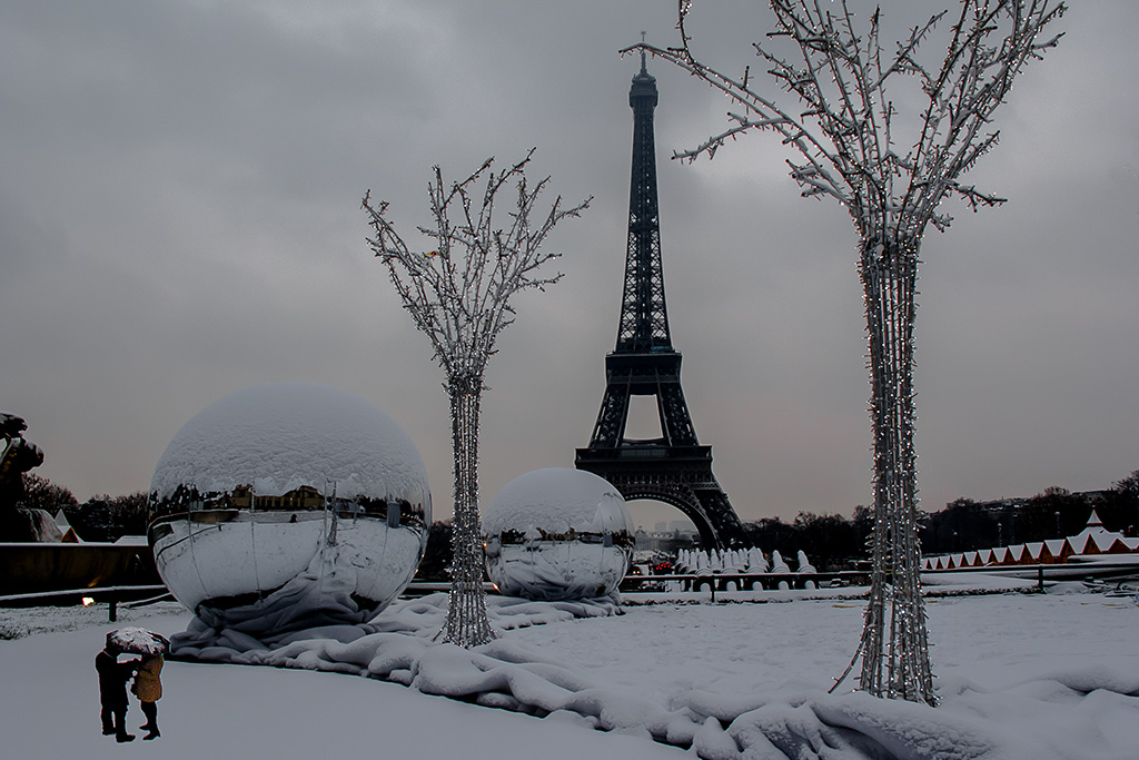 La Tour Eiffel et le Trocadéro sous la neige. 