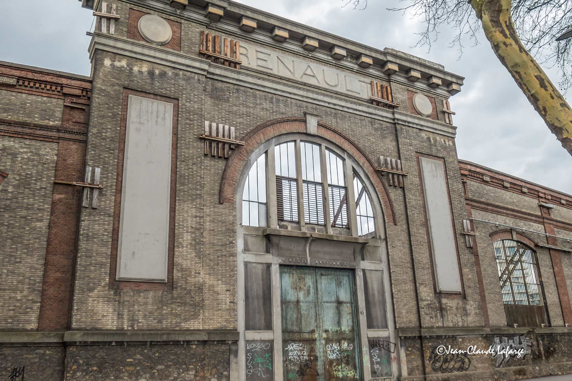 Promenade sur les Quais Georges Gorse, fronton historique des usines Renault.