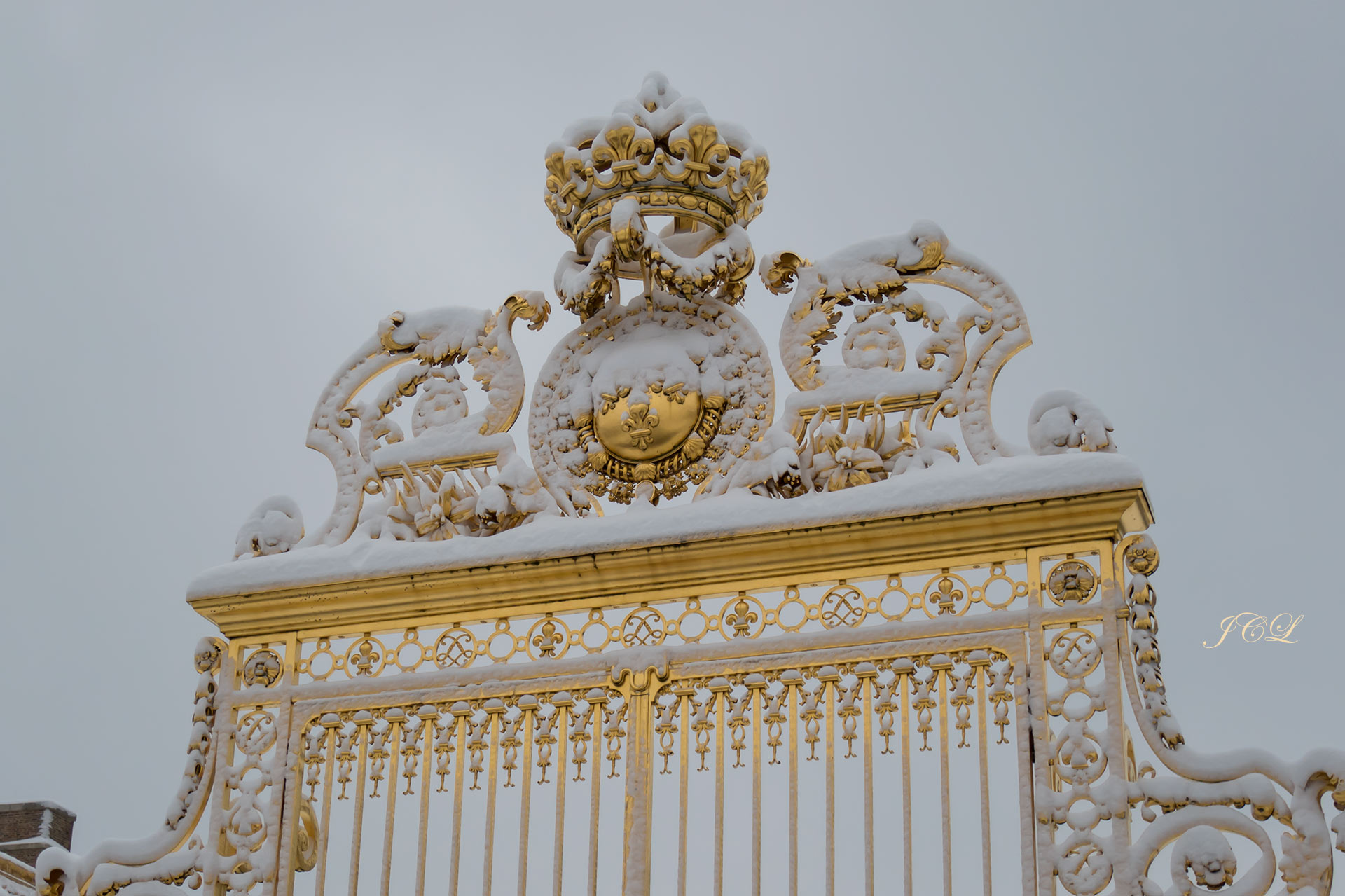 La grille dorée du Château enneigée