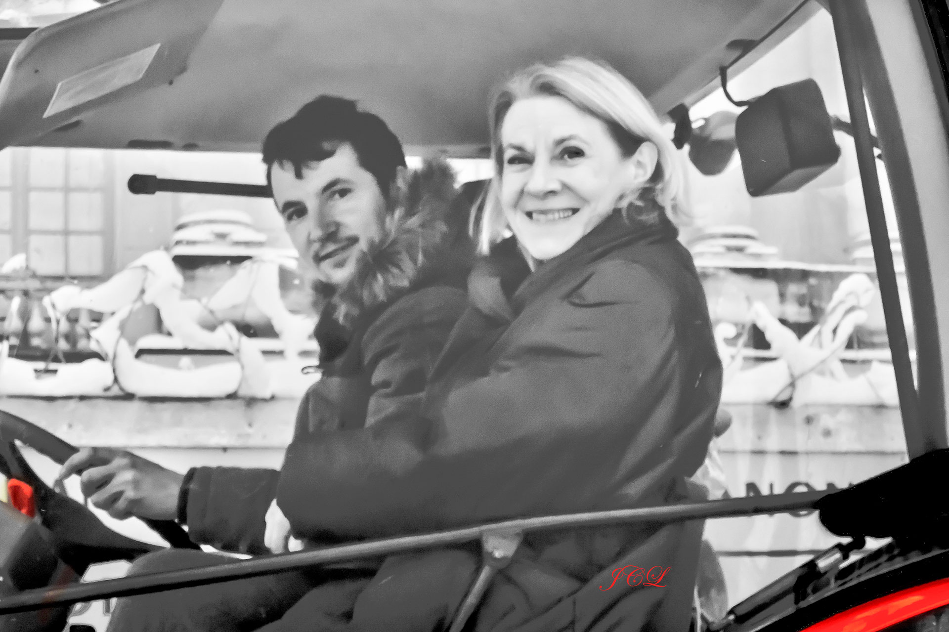 Madame la Présidente du domaine du Château de Versailles (Catherine Pégard) contemple en tracteur avec son chauffeur les magnifiques scènes de neige du Parc et des Jardins. Belles photos du Parc du Chateau de Versailles sous la neige de février 2018.