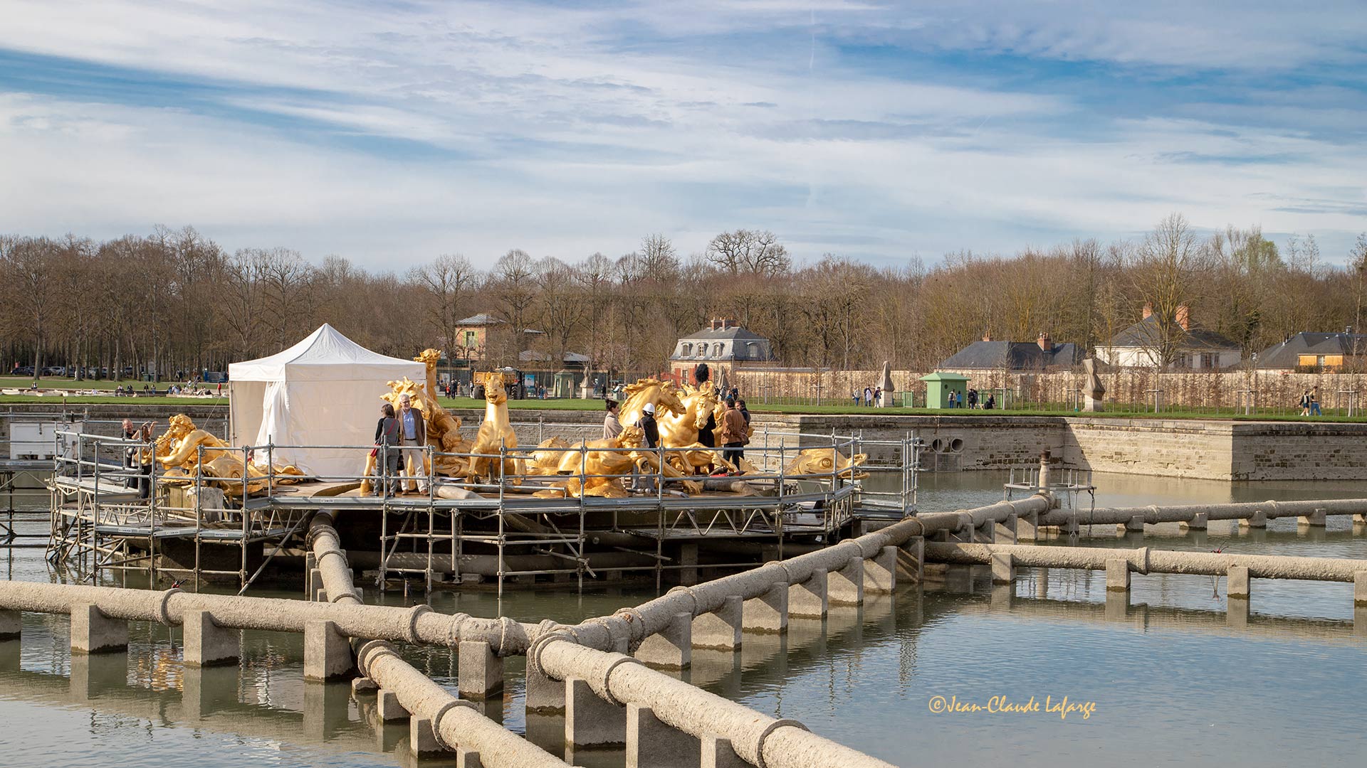 Restauration du Bassin d'Apollon dans le Parc du Château de Versailles.