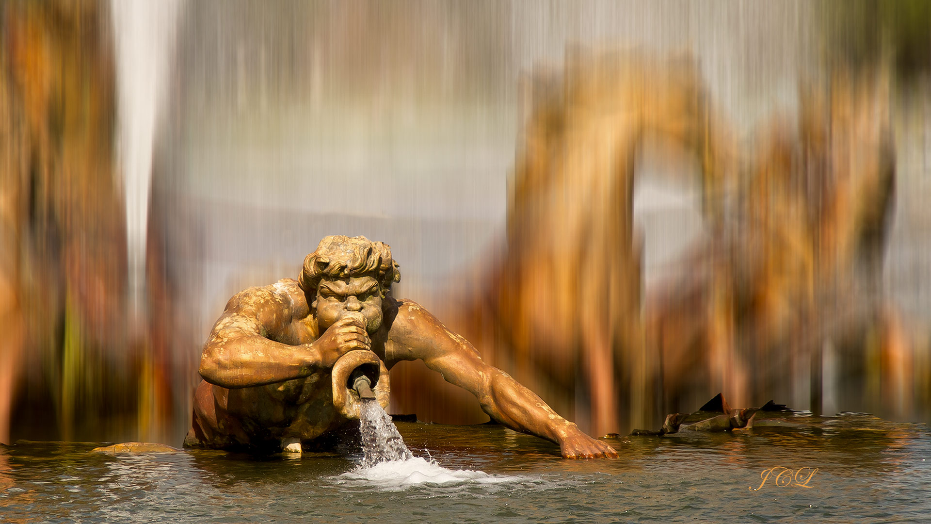 Triton à La Conque du Bassin d'Apollon du Château de Versailles. 