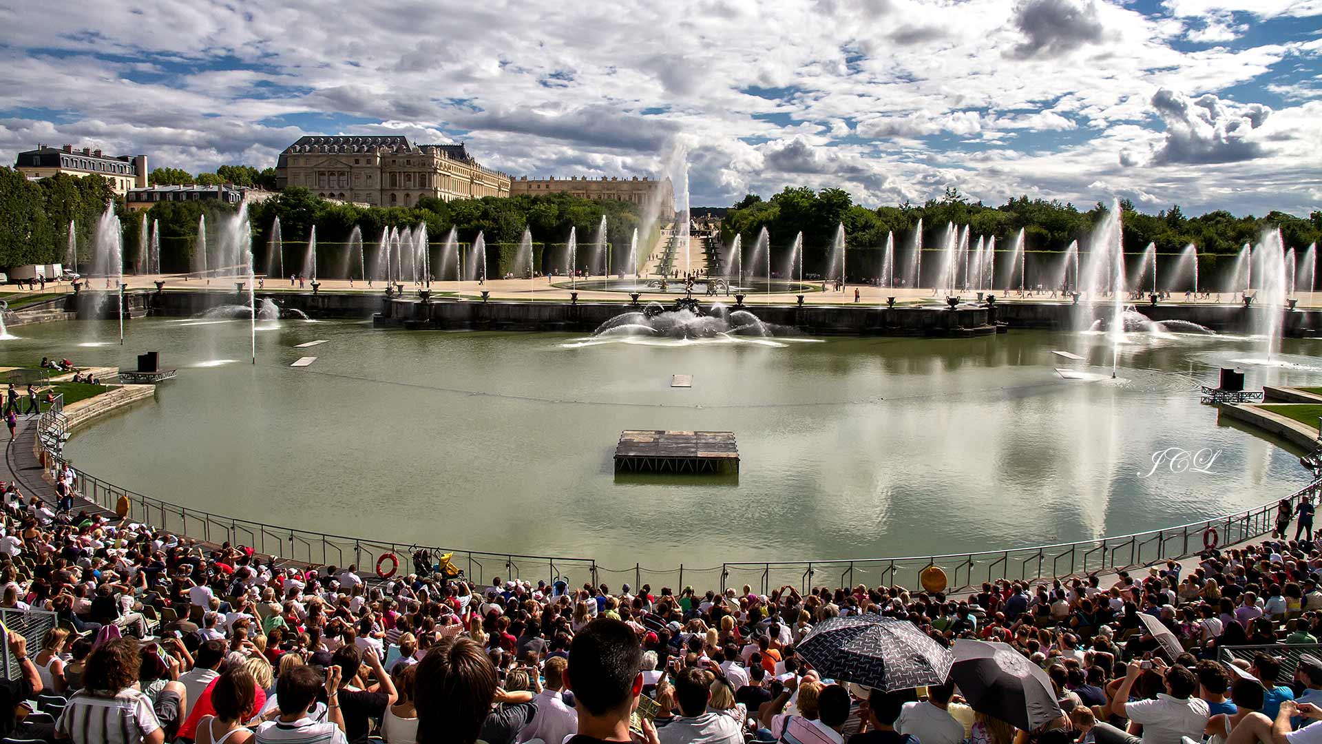 Le bassin de Neptune est un bassin artificiel situé dans le parc du château de Versailles.