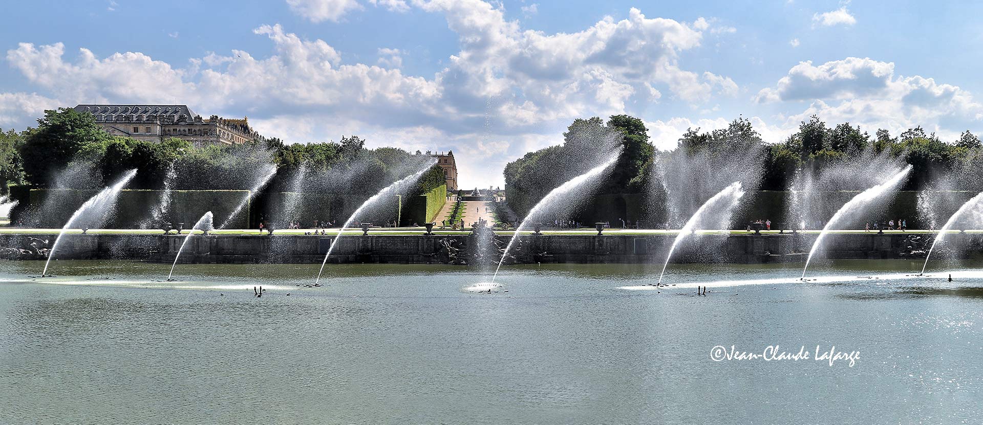 Le Bassin de Neptune lors des grandes eaux musicales.