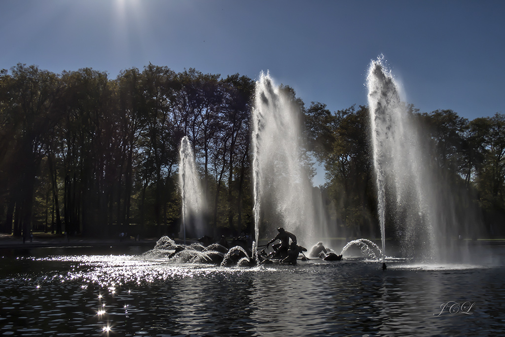 Promenade dans le Parc du Château de Versaille, Bassin d'apollon en contre jour.