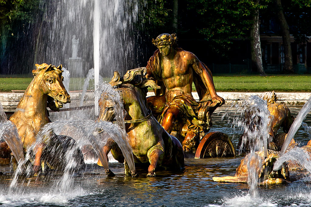 Très Belles photos du Château des Jardins et du Parc de Versailles, bosquet du théâtre d'eau. Le Bassin ovale des enfants dorés de Jules Hardouin Mansart. Bassin d’Apollon. Bassin de Latone. Bassin de Neptune. Grand Petit Canal. Grande perspective. Bosquet de l’Arc de Triomphe. Orangerie. Pièce d’eau des Suisses.