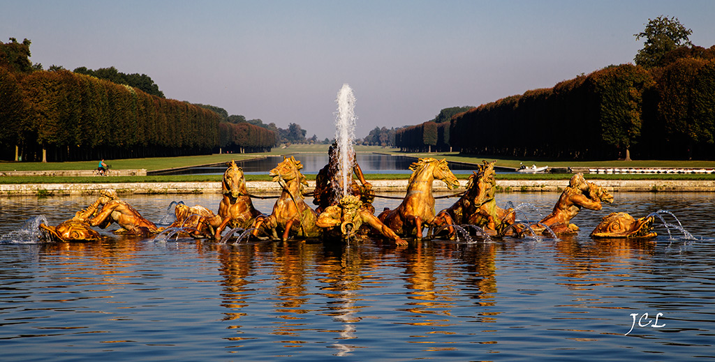 Très Belles photos du Château des Jardins et du Parc de Versailles, bosquet du théâtre d'eau. Le Bassin ovale des enfants dorés de Jules Hardouin Mansart. Bassin d’Apollon. Bassin de Latone. Bassin de Neptune. Grand Petit Canal. Grande perspective. Bosquet de l’Arc de Triomphe. Orangerie. Pièce d’eau des Suisses.