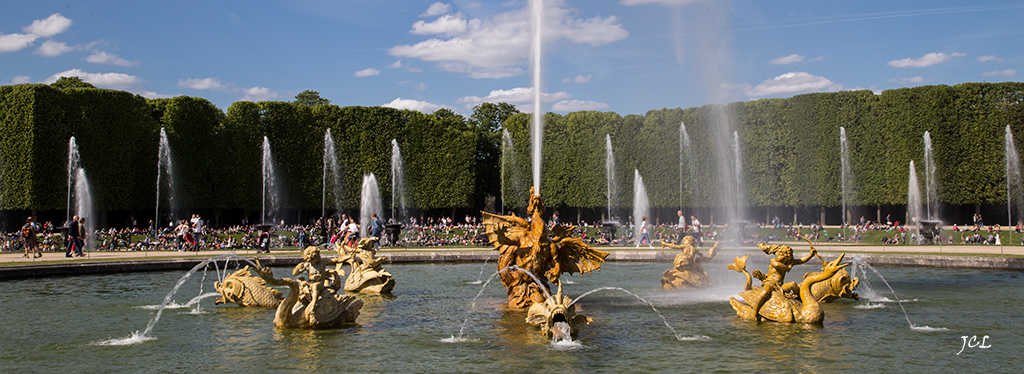 Très Belles photos du Château des Jardins et du Parc de Versailles, bosquet du théâtre d'eau. Le Bassin ovale des enfants dorés de Jules Hardouin Mansart. Bassin d’Apollon. Bassin de Latone. Bassin de Neptune. Grand Petit Canal. Grande perspective. Bosquet de l’Arc de Triomphe. Orangerie. Pièce d’eau des Suisses.