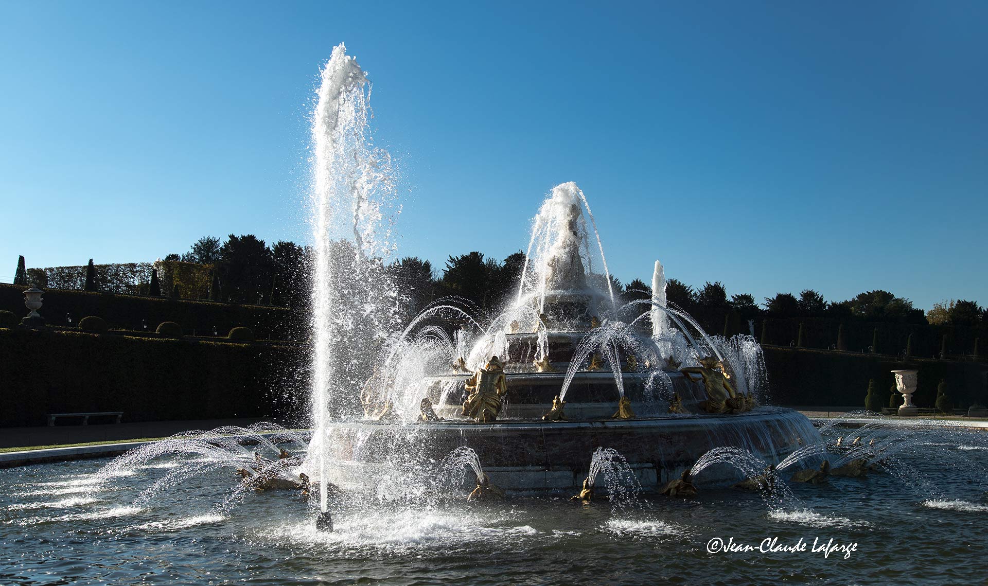 Le Bassin de Latone en contre-jour lors des Grandes Eaux Musicales.