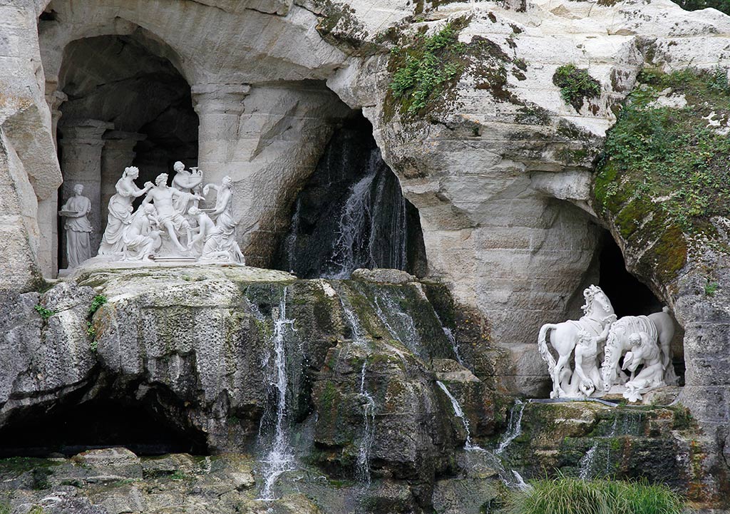 Très Belles photos du Château des Jardins et du Parc de Versailles, bosquet du théâtre d'eau. Le Bassin ovale des enfants dorés de Jules Hardouin Mansart. Bassin d’Apollon. Bassin de Latone. Bassin de Neptune. Grand Petit Canal. Grande perspective. Bosquet de l’Arc de Triomphe. Orangerie. Pièce d’eau des Suisses.