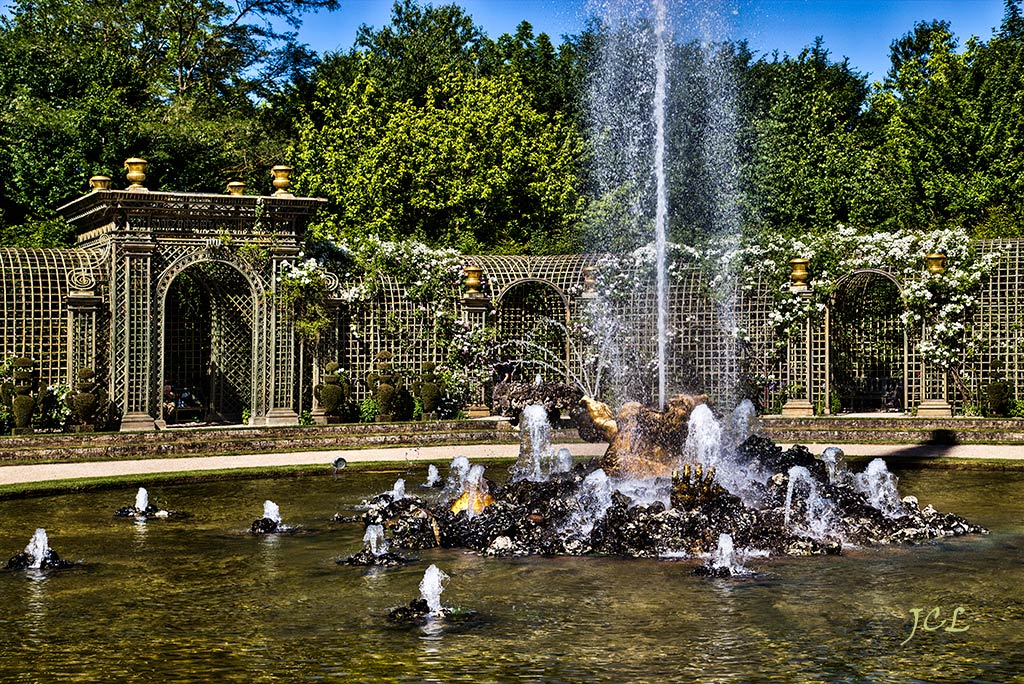 Très Belles photos du Château des Jardins et du Parc de Versailles, bosquet du théâtre d'eau. Le Bassin ovale des enfants dorés de Jules Hardouin Mansart. Bassin d’Apollon. Bassin de Latone. Bassin de Neptune. Grand Petit Canal. Grande perspective. Bosquet de l’Arc de Triomphe. Orangerie. Pièce d’eau des Suisses.