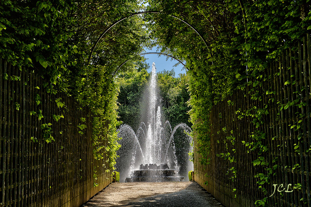 Très Belles photos du Château et du Parc de Versailles, bosquet du théâtre d'eau. Le Bassin ovale des enfants dorés de Jules Hardoin Mansart.