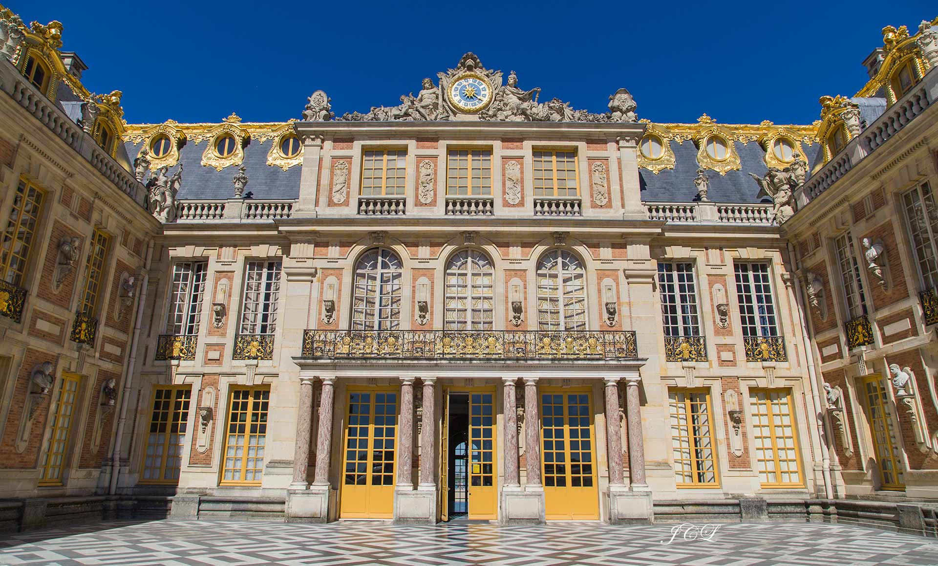 Visite de la façade principale est du Château de Versailles avec sa cour de marbre.