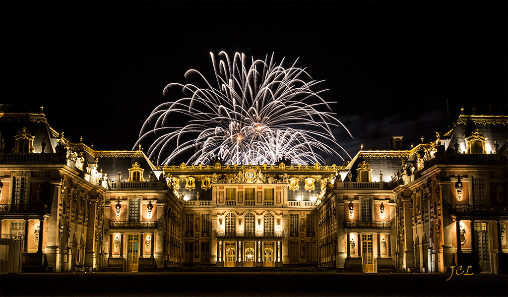 Fa&ccedil;ade Est du Ch&acirc;teau de Versailles avec son feu d'artifice.