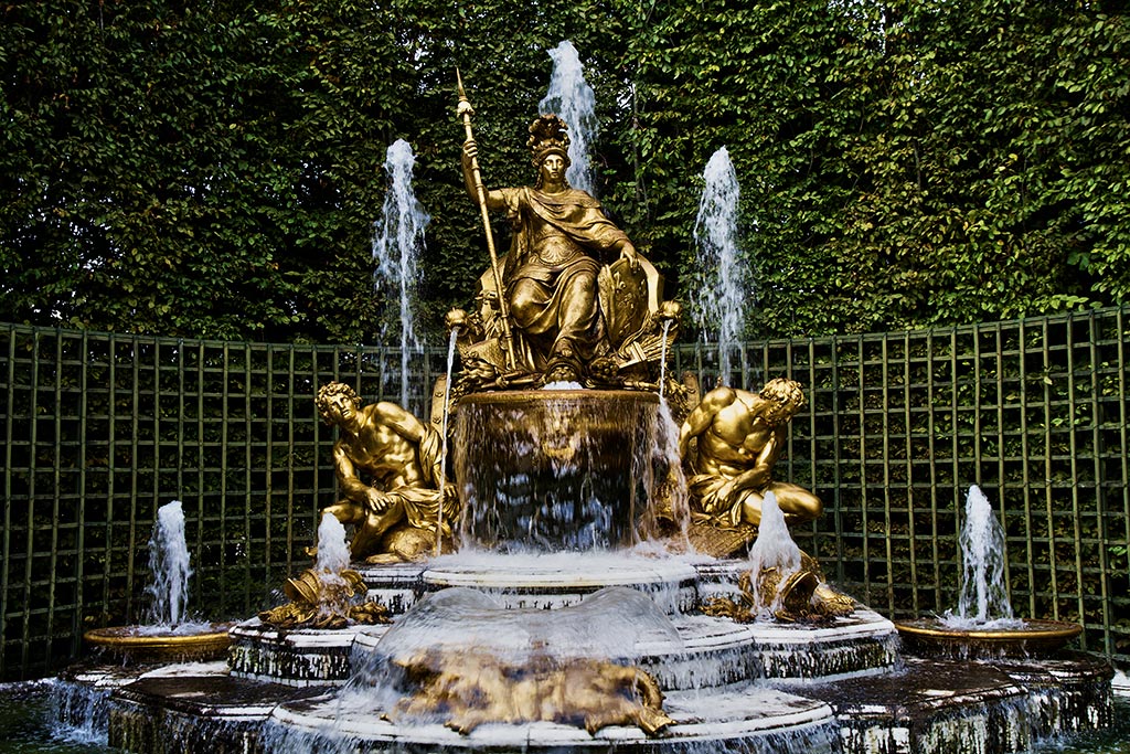 Très Belles photos du Château des Jardins et du Parc de Versailles, bosquet du théâtre d'eau. Le Bassin ovale des enfants dorés de Jules Hardouin Mansart. Bassin d’Apollon. Bassin de Latone. Bassin de Neptune. Grand Petit Canal. Grande perspective. Bosquet de l’Arc de Triomphe. Orangerie. Pièce d’eau des Suisses.